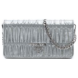 Prada Geldbörse mit Kette aus silbernem Nappa-Gaufre Silber
