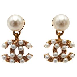Pendientes de perla falsa dorada CC de Chanel con baño de oro Dorado