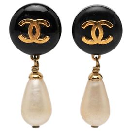 Brincos pendentes de pérola falsa e resina dourada CC da Chanel Dourado Outro