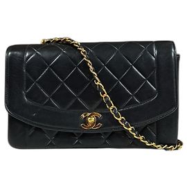 Bolsa de Ombro Chanel Diana Matelassé Preto
