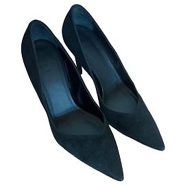 Aeyde Pompes à talons pointus en daim noir aeydē – Classiques et chics Noir