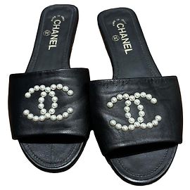 Sandali in pelle nera Chanel con perle CC Nero