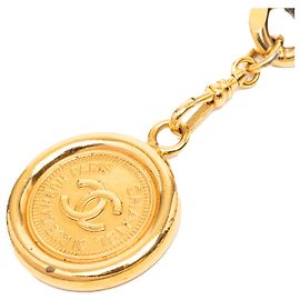 Cinto de corrente trançada em couro dourado com medalhão Chanel Dourado