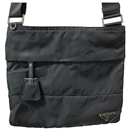 Bolsa de ombro com logo triangular Prada Preto