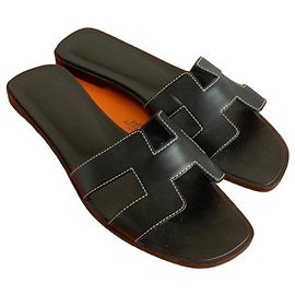 Sandali piatti in pelle nera Hermès Oran Nero