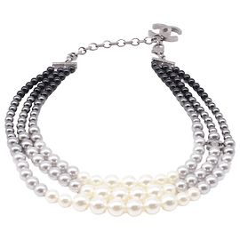 Collar de múltiples hilos en perlas falsas multicolores de Chanel Multicolor