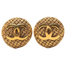 Brincos redondos de clip em ouro dourado entrelaçado CC Chanel Dourado