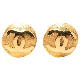 Boucles d'oreilles rondes clip en or plaqué CC doré Chanel Doré