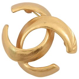 Broche de ouro Chanel com a marca Coco Dourado