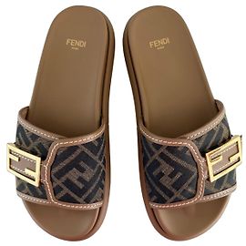 Fendi Pantoletten aus Leder Hellbraun Hellbraun