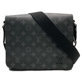 Louis Vuitton Monogram Eclipse District PM Schultertasche Braun Schwarz Monogramm