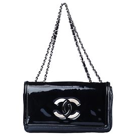 Sac à rabat en cuir verni Chanel Noir Autre