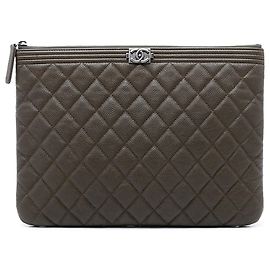 Chanel Boy O Clutch aus braunem, gestepptem Kaviar-Material, mittelgroß Braun Dunkelbraun
