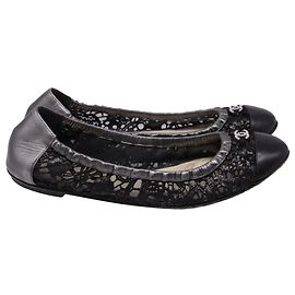 Sapatilhas de balé em couro preto com detalhe em renda CC da Chanel Preto