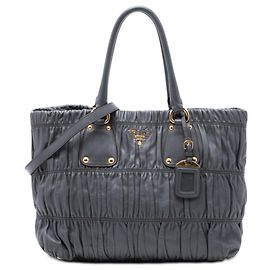 Sac à main Gaufre en Nappa gris de Prada Marron Gris anthracite