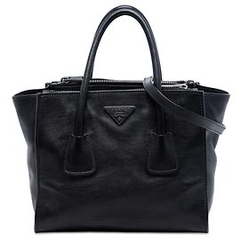 Bolsa Prada em couro glace preto com alças duplas e dois bolsos Preto