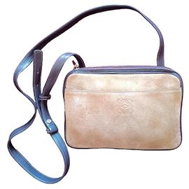 Bolsa de ombro Loewe Anagram em camurça dourada. Areia Chocolate Gold hardware