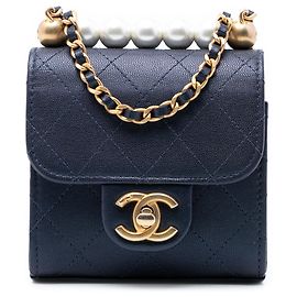 Clutch Vertical Chic Mini Azul em Couro de Cabra Matelassê Chanel com Corrente e Pérolas Azul Azul marinho