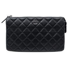 Schwarze CC Clutch aus gestepptem Lammleder von Chanel Schwarz