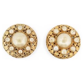 BRINCOS VINTAGE CHANEL PEROLAS E METAL DOURADO AJOURE CIRCA 1960 Dourado