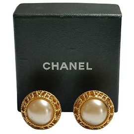 Pendientes de clip en forma de círculo con perlas falsas de Chanel Dorado