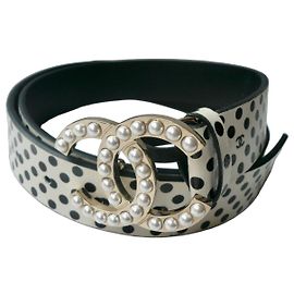 Cinto de couro branco CHANEL com bolinhas pretas, fivela CC de metal dourado, pérolas, em muito bom estado, tamanho 70 Branco