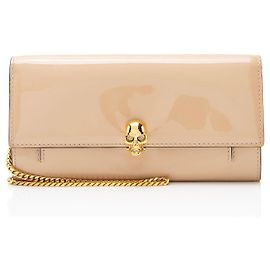 Cartera de cuero patentada con cadena Skull Alexander McQueen Castaño Beige