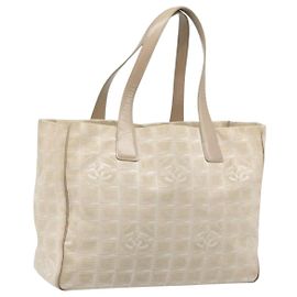 CHANEL Nova Bolsa Tote de Viagem Nylon Bege Ouro CC Auth ti3788 Bege Dourado