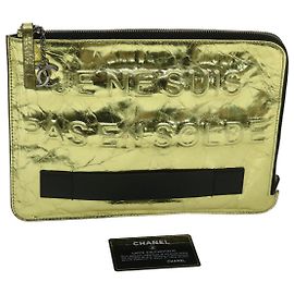 CHANEL Clutch Bag Metallic Leather Gold A82164 CC Auth 38172SAV Golden