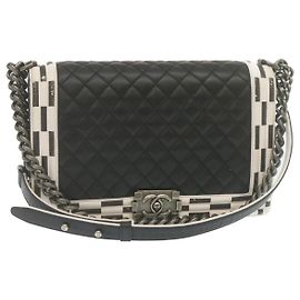 CHANEL Matelassé Boy Chanel Borsa a Spalla con Catena in Pelle di Agnello Nera CC Auth 29190SAM Nero