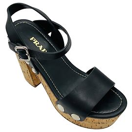 Sandali in pelle con piattaforma e tacco in sughero decorati con borchie nere / argento di Prada Nero