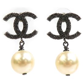 Brincos em metal gun e off-white da Chanel Metálico Fora de branco