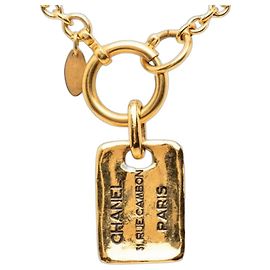 Collier Plaque Tag Le Cambon 31 RUE CAMBON de Chanel Doré