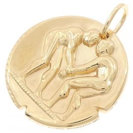 Van Cleef & Arpels Zodiac Pendant in 18K Yellow Gold Golden