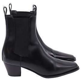 Totême Botas Ankle The City em Couro de Bezerro Preto Preto