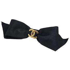 Fermaglio in satin Coco Mark di Chanel Nero