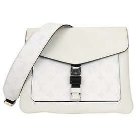 Bolso de Hombro Taigarama de Louis Vuitton Castaño Monograma