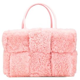 Bottega Veneta Arco Maxi Intrecciato Shearling Lederhandtasche Pink