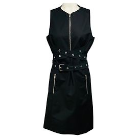 Vestido negro sin mangas de algodón elástico de la colección Michael Kors con cinturón de detalles de ojetes. Negro