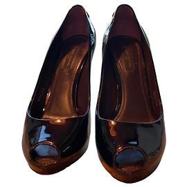 Louis Vuitton Lacklederschuhe mit Absatz in Auberginenfarbe Pflaume