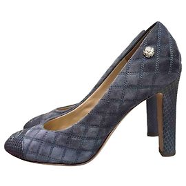 Chic Chanel Graue gesteppte Wildleder-Python Cap Toe CC Pumps 38 gebraucht Andere