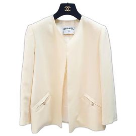 Blazer CHANEL 07P ECRU CON RIFINITURA GREZZA E PULSANTE LOGO CC Taglia 42 Usato Altro