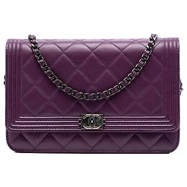 Carteira Boy em couro de cordeiro matelassado roxo Chanel com corrente Roxo