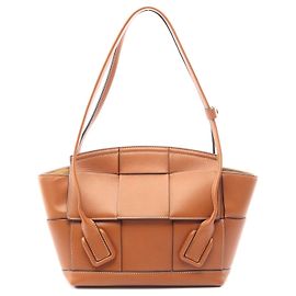 Bottega Veneta Arco Pequena Bolsa de Couro Marrom