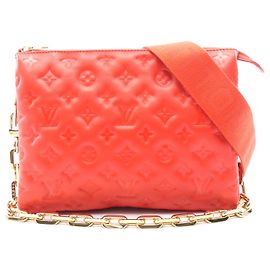 Bolso Coussin PM de cuero con estampado Monogram de Louis Vuitton Roja