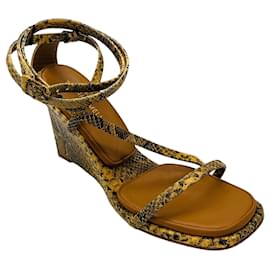 Sandali con zeppa e cinturino alla caviglia in stampa serpente multicolore Tan di Tamara Mellon Cammello