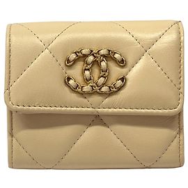 Portafoglio bi-fold Chanel in beige oro D'oro