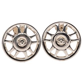Pendientes de clip en plata CC plateada de Chanel Plata