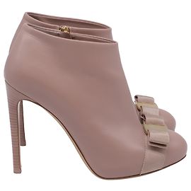Botas de Tornozeleira em Couro Rosa com Acento de Laço Vara da Salvatore Ferragamo Rosa