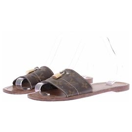 Louis Vuitton Mules "Lock It" em lona monogramada Marrom